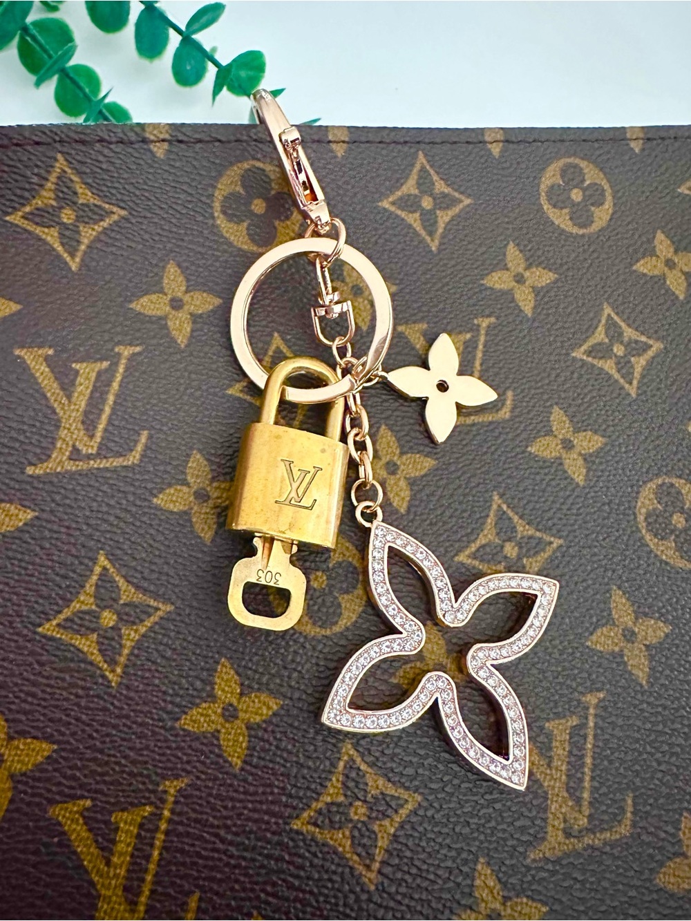 Louis Vuitton luggage,  Poignet and LV padlock with unbranded bag Charm
